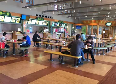 Les aires d'autoroute comportent souvent des restaurants
