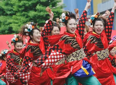 Le festival Yosakoi de Sapporo Le festival Yosakoi de Sapporo