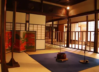 La maison est meublée de manière typiquement japonaise