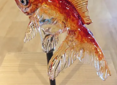 Une sucette sucrée en forme de poisson faite main.