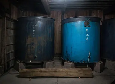 Les cuves de la fabrique de saké