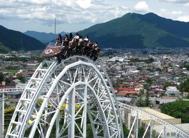 Au sommet d'une montagne russe Au sommet d'une montagne russe