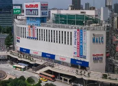 The immense shopping center in which the shop is located