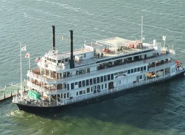 Le bateau de croisière Michigan sur le Lac Biwa Le bateau de croisière Michigan sur le Lac Biwa