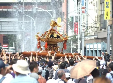 Le mikoshi arrosé Le mikoshi arrosé