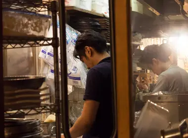 Cuisine d'un petit restaurant sous une voie ferrée