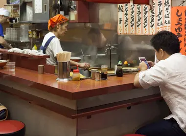 Restaurant sous une voie ferrée