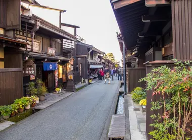 Une rue de maisons traditionnelles à Takayama 