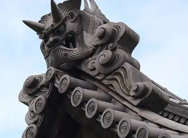 Les onigawara se trouvent sur les toits des temples Les onigawara se trouvent sur les toits des temples