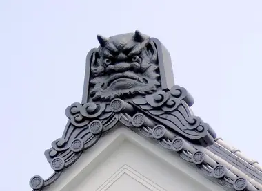 Menaçant, il protège les bâtiments