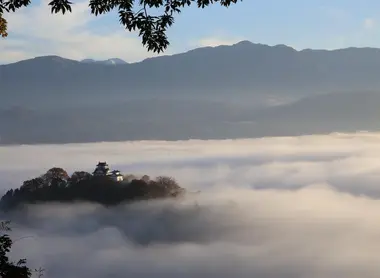 Le château trône au dessus de la ville et des nuages