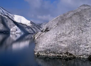 Le lac Kuzuryu en hiver