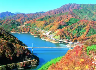 Le lac Kuzuryu en automne Le lac Kuzuryu en automne