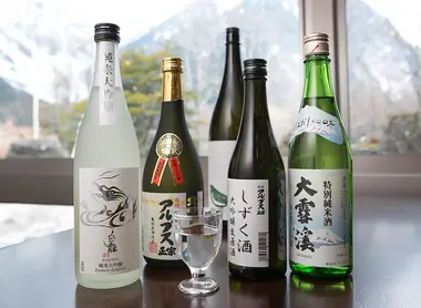 Des bouteilles de saké