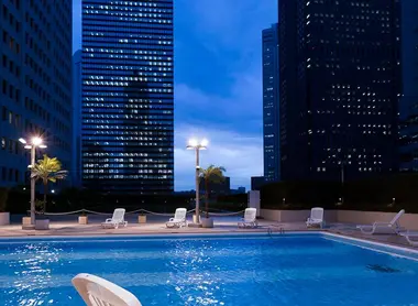 La piscine "Sky Pool" du Keio Plaza Hotel La piscine "Sky Pool" du Keio Plaza Hotel