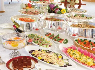 La croisière offre également un buffet La croisière offre également un buffet