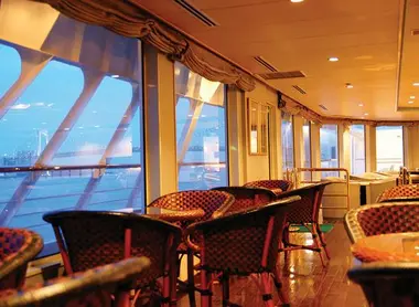 Un bateau restaurant pour une croisière de deux heures sur la baie de Tokyo 