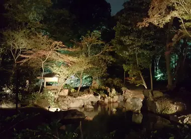 Les anciennes maisons de thé sont aussi illuminées Les anciennes maisons de thé sont aussi illuminées