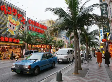 Kokusai-dori, ses palmiers et boutiques de souvenirs