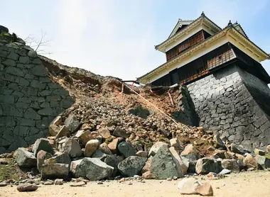 Le château de Kumamoto en ruine suite au séisme de 2016 Le château de Kumamoto en ruine suite au séisme de 2016
