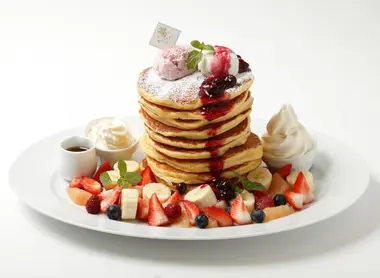 La tour de pancakes et sa charmante garniture La tour de pancakes et sa charmante garniture