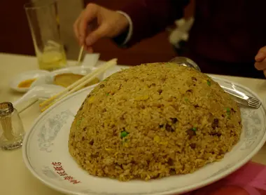 Le plat de riz sauté géant de Kagurazaka Hanten Le plat de riz sauté géant de Kagurazaka Hanten