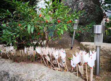 Certaines personnes plantent la flèche de l'omikuji dans le sol après avoir accroché le papier