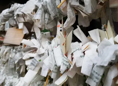 Certaines personnes accrochent le papier de l'omikuji avec la flèche Certaines personnes accrochent le papier de l'omikuji avec la flèche