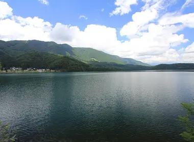 Le lac Aoki en été Le lac Aoki en été
