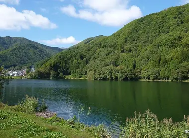 Le lac Nakatsuna en été Le lac Nakatsuna en été