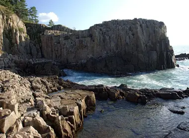 Au pied de la falaise