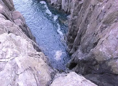 Vue plongeante au cœur de la falaise Vue plongeante au cœur de la falaise