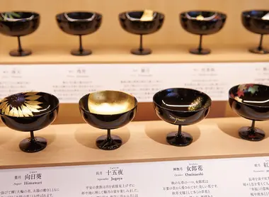 Coupes en bois laqué