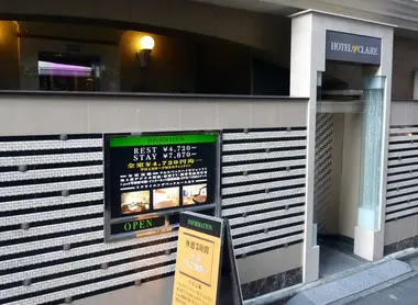 Entrée d'un Love Hotel avec les prix et des photos des chambres