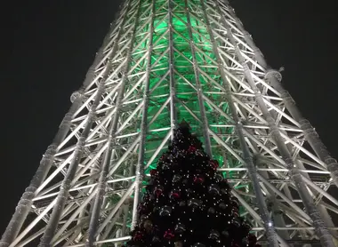Sapin de Noël au pied de la SkyTree