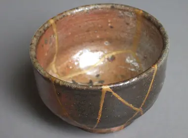 Une céramique japonaise réparée à la poudre d'or