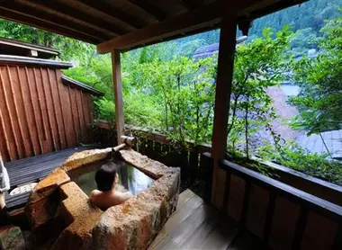Suite avec onsen en plein air