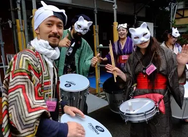 Les musiciens de rue revêtent aussi leurs plus beaux costumes lors du Bakeneko Matsuri 