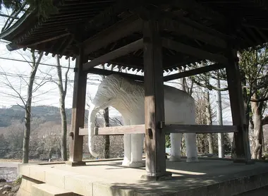 La statue de l'éléphant blanc de _Kannonji, Hannô La statue de l'éléphant blanc de _Kannonji, Hannô
