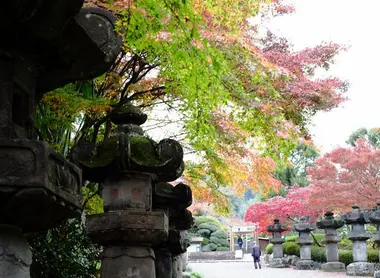 L'allée de lanternes du temple Nonin-ji à l'automne Photozou