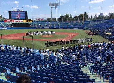 Hymne joué au Meiji-Jingu Stadium