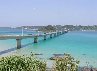 Mer bleue sous le pont de Tsunoshima