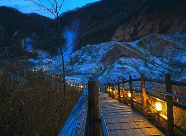 Chemin menant à la vallée de l'enfer à Noboribetsu Onsen, Hokkaido Chemin menant à la vallée de l'enfer à Noboribetsu Onsen, Hokkaido