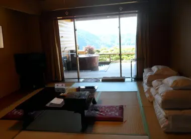 Un hôtel Onsen avec bain privé à Ohito