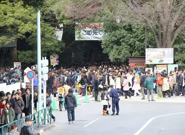 Entrée du sanctuaire Meiji Jingu lors du hatsumôde Entrée du sanctuaire Meiji Jingu lors du hatsumôde