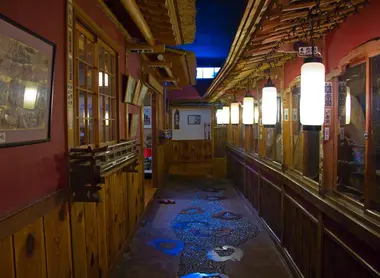 Les petits chemins qui séparent les différentes pièces du ryokan sont d'époque