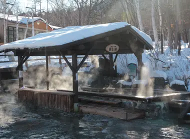'Ashiyu' (bain de pieds) dans les eaux sulfureuses de la rivière Kawayu 
