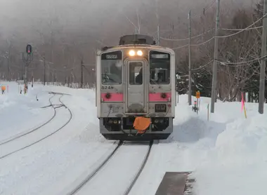 Un train local arrivant en gare de Kawayu onsen