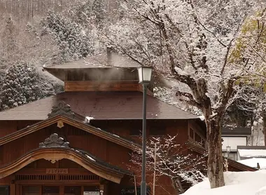 Un établissement thermal de Nozawa onsen en hiver Un établissement thermal de Nozawa onsen en hiver