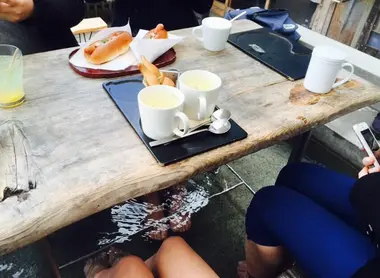 Un café avec bains de pieds